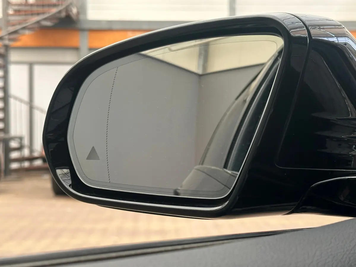 300 e AMG Line Panorama Dak | Alcantara/Leer | AMG-Styling | Elek. Stoelen | Elek. Achterklep | Stoelverwarming | LED | AMG-styling | Achteruitrijcamera | Adaptieve Cruise Control