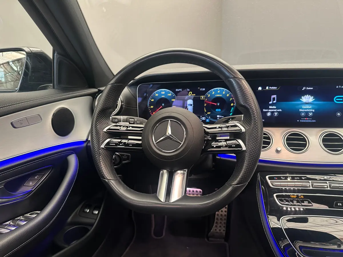 300 e AMG Line Panorama Dak | Alcantara/Leer | AMG-Styling | Elek. Stoelen | Elek. Achterklep | Stoelverwarming | LED | AMG-styling | Achteruitrijcamera | Adaptieve Cruise Control