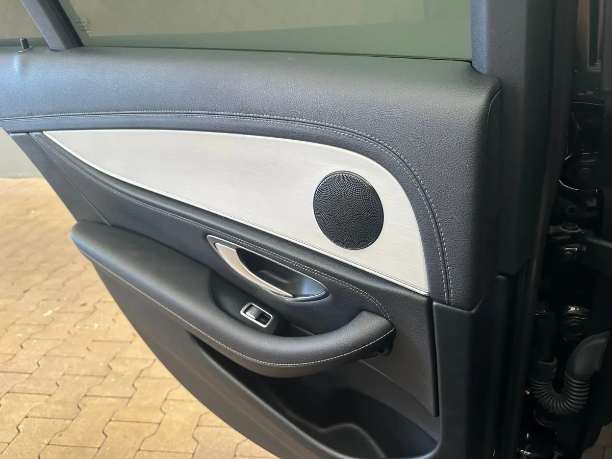 300 e AMG Line Panorama Dak | Alcantara/Leer | AMG-Styling | Elek. Stoelen | Elek. Achterklep | Stoelverwarming | LED | AMG-styling | Achteruitrijcamera | Adaptieve Cruise Control