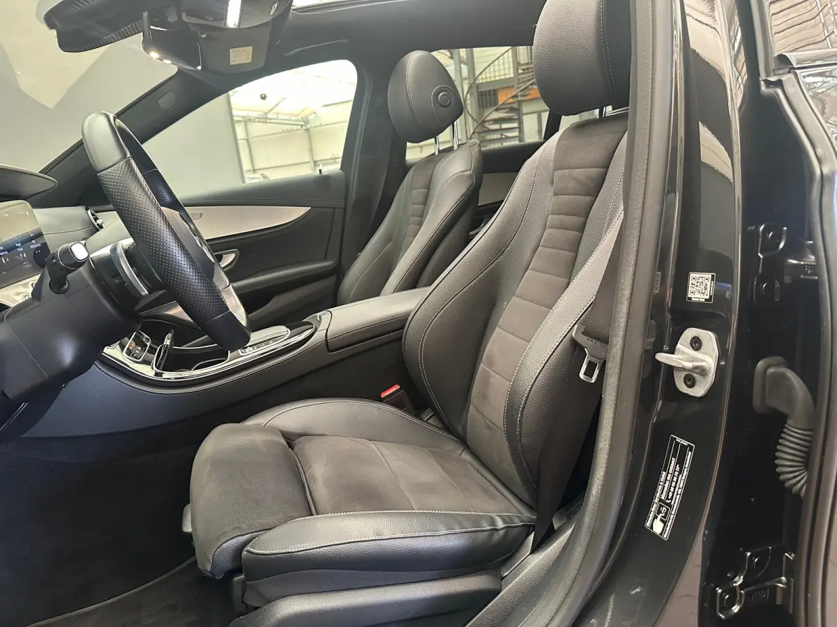 300 e AMG Line Panorama Dak | Alcantara/Leer | AMG-Styling | Elek. Stoelen | Elek. Achterklep | Stoelverwarming | LED | AMG-styling | Achteruitrijcamera | Adaptieve Cruise Control