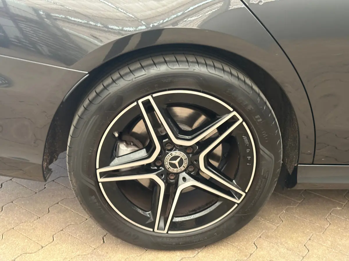 300 e AMG Line Panorama Dak | Alcantara/Leer | AMG-Styling | Elek. Stoelen | Elek. Achterklep | Stoelverwarming | LED | AMG-styling | Achteruitrijcamera | Adaptieve Cruise Control