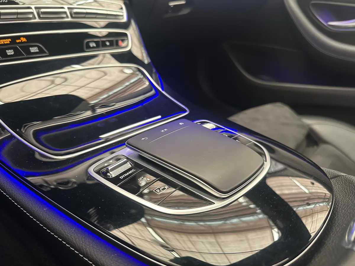 300 e AMG Line Panorama Dak | Alcantara/Leer | AMG-Styling | Elek. Stoelen | Elek. Achterklep | Stoelverwarming | LED | AMG-styling | Achteruitrijcamera | Adaptieve Cruise Control