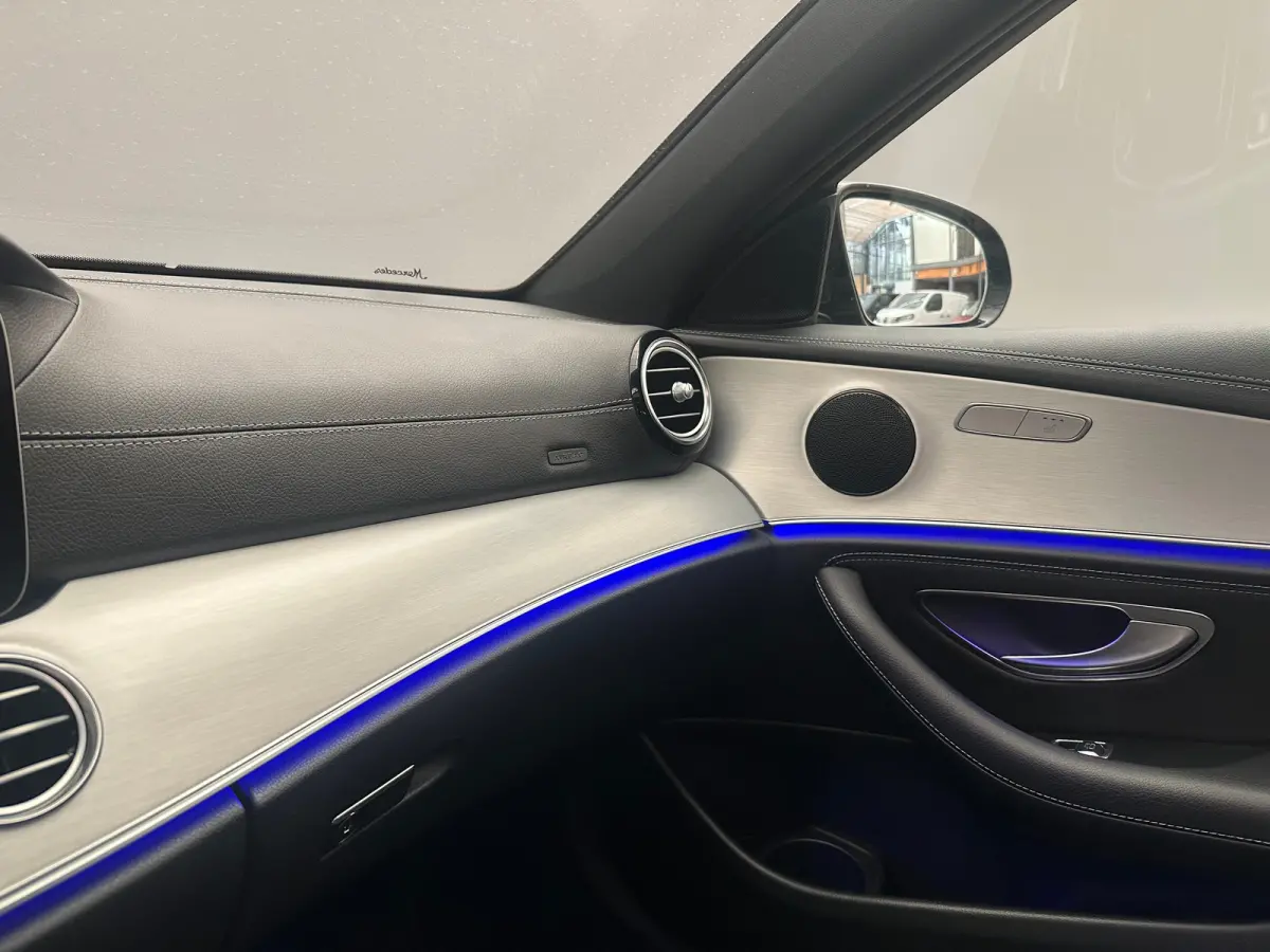 300 e AMG Line Panorama Dak | Alcantara/Leer | AMG-Styling | Elek. Stoelen | Elek. Achterklep | Stoelverwarming | LED | AMG-styling | Achteruitrijcamera | Adaptieve Cruise Control