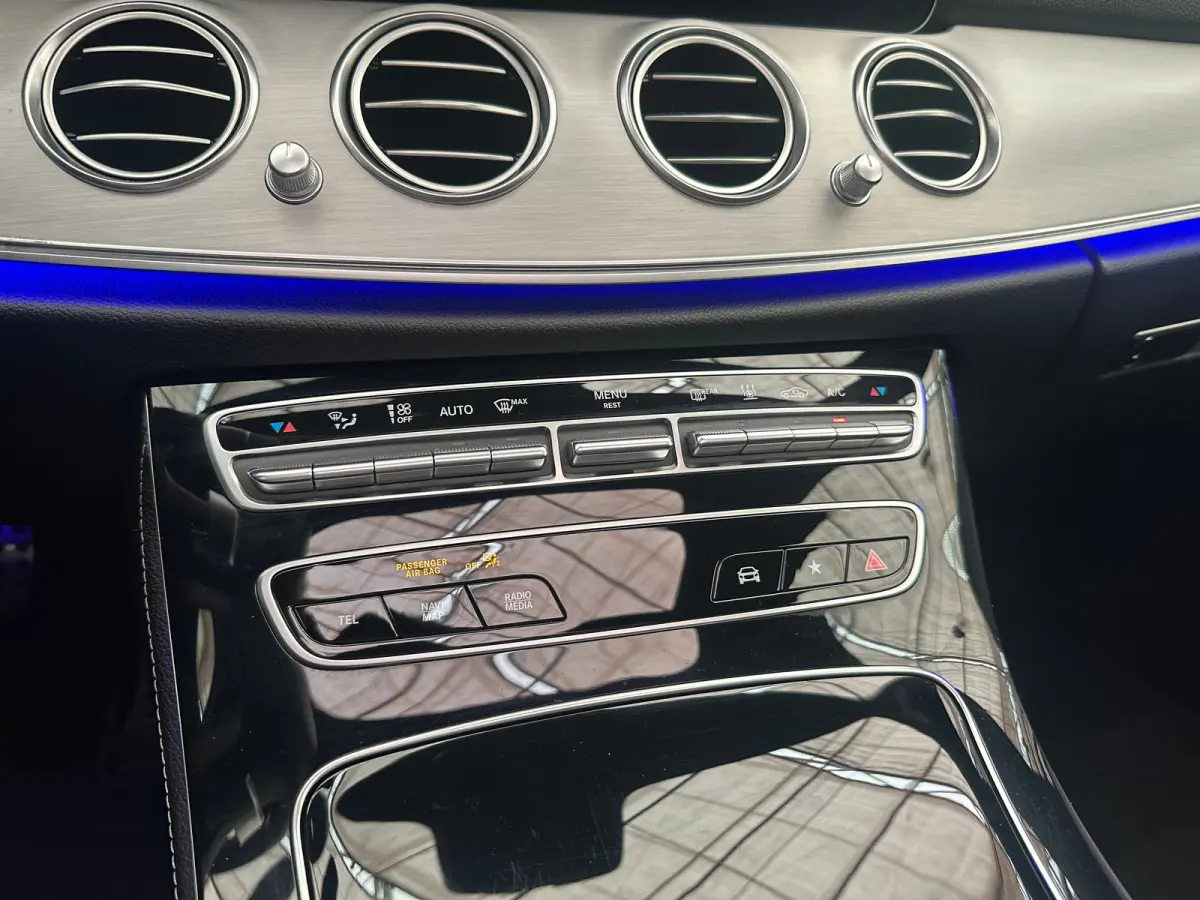 300 e AMG Line Panorama Dak | Alcantara/Leer | AMG-Styling | Elek. Stoelen | Elek. Achterklep | Stoelverwarming | LED | AMG-styling | Achteruitrijcamera | Adaptieve Cruise Control