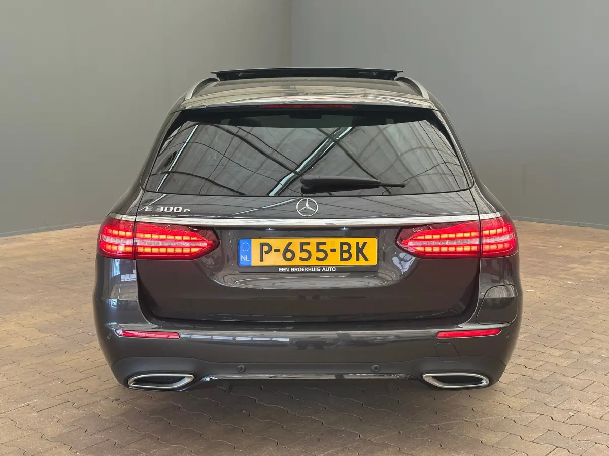 300 e AMG Line Panorama Dak | Alcantara/Leer | AMG-Styling | Elek. Stoelen | Elek. Achterklep | Stoelverwarming | LED | AMG-styling | Achteruitrijcamera | Adaptieve Cruise Control