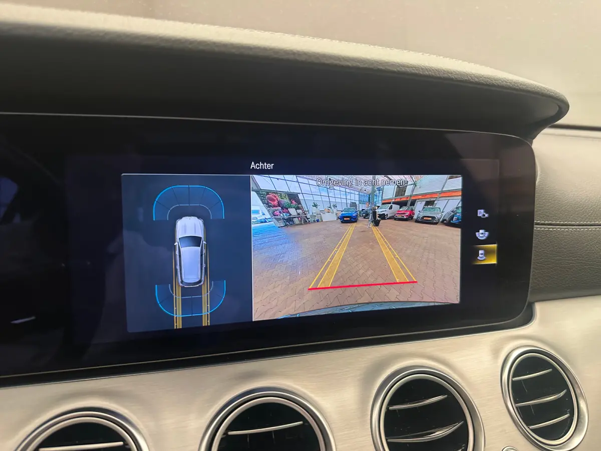 300 e AMG Line Panorama Dak | Alcantara/Leer | AMG-Styling | Elek. Stoelen | Elek. Achterklep | Stoelverwarming | LED | AMG-styling | Achteruitrijcamera | Adaptieve Cruise Control