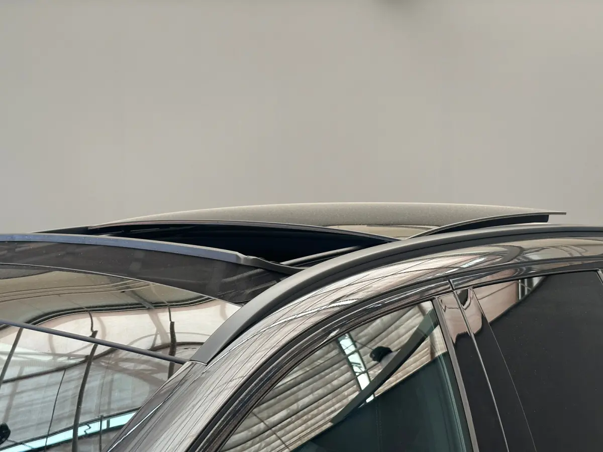 300 e AMG Line Panorama Dak | Alcantara/Leer | AMG-Styling | Elek. Stoelen | Elek. Achterklep | Stoelverwarming | LED | AMG-styling | Achteruitrijcamera | Adaptieve Cruise Control