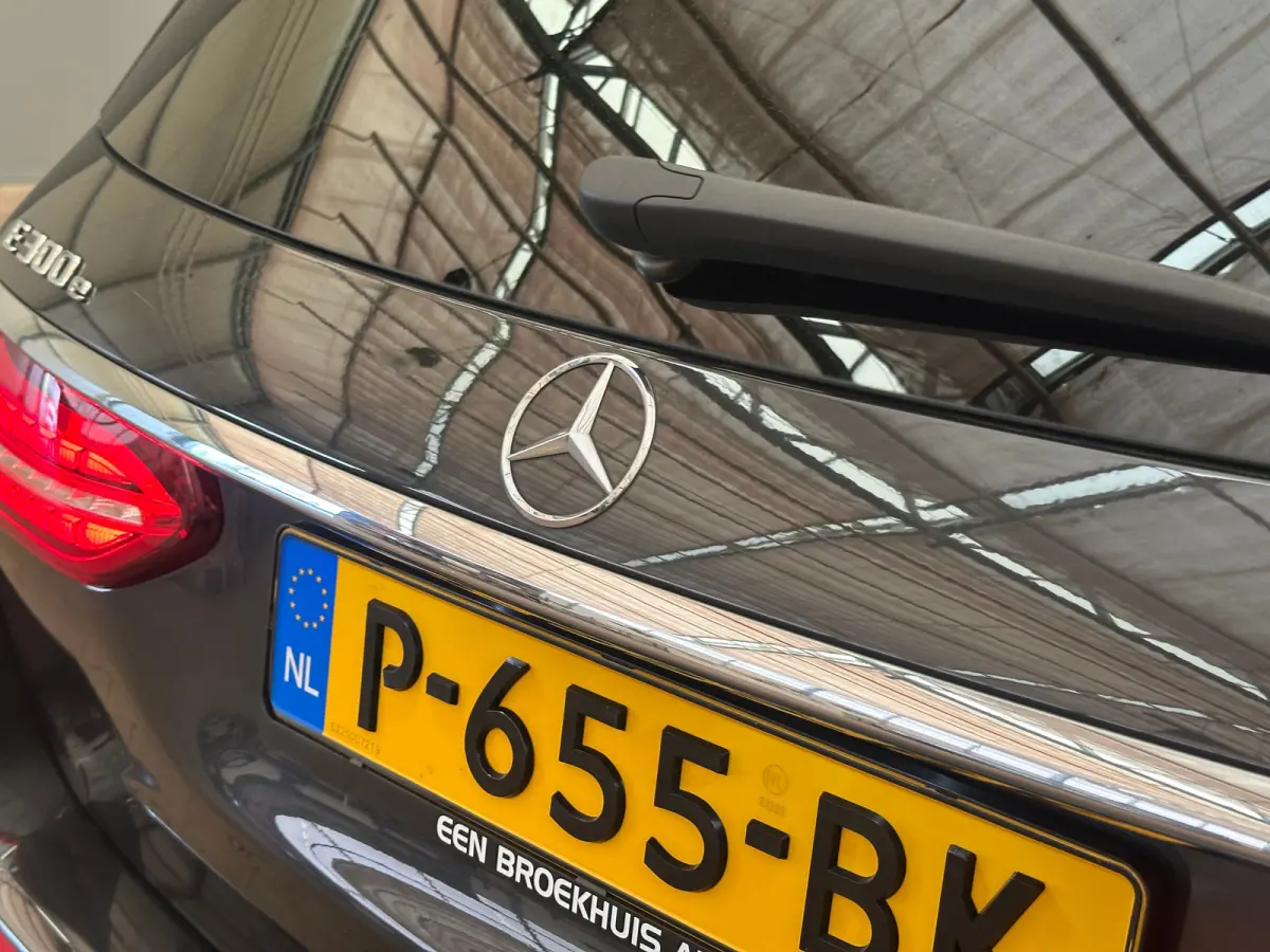 300 e AMG Line Panorama Dak | Alcantara/Leer | AMG-Styling | Elek. Stoelen | Elek. Achterklep | Stoelverwarming | LED | AMG-styling | Achteruitrijcamera | Adaptieve Cruise Control