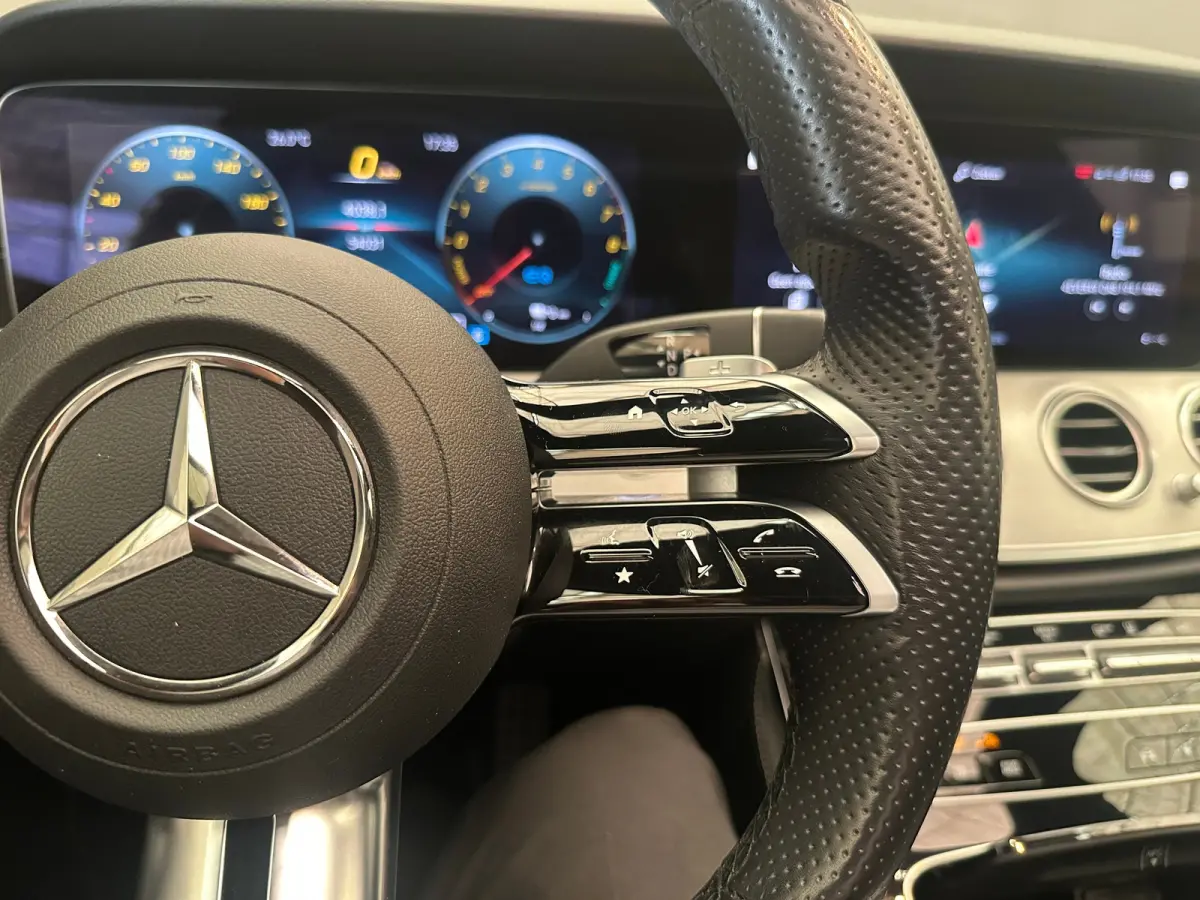 300 e AMG Line Panorama Dak | Alcantara/Leer | AMG-Styling | Elek. Stoelen | Elek. Achterklep | Stoelverwarming | LED | AMG-styling | Achteruitrijcamera | Adaptieve Cruise Control
