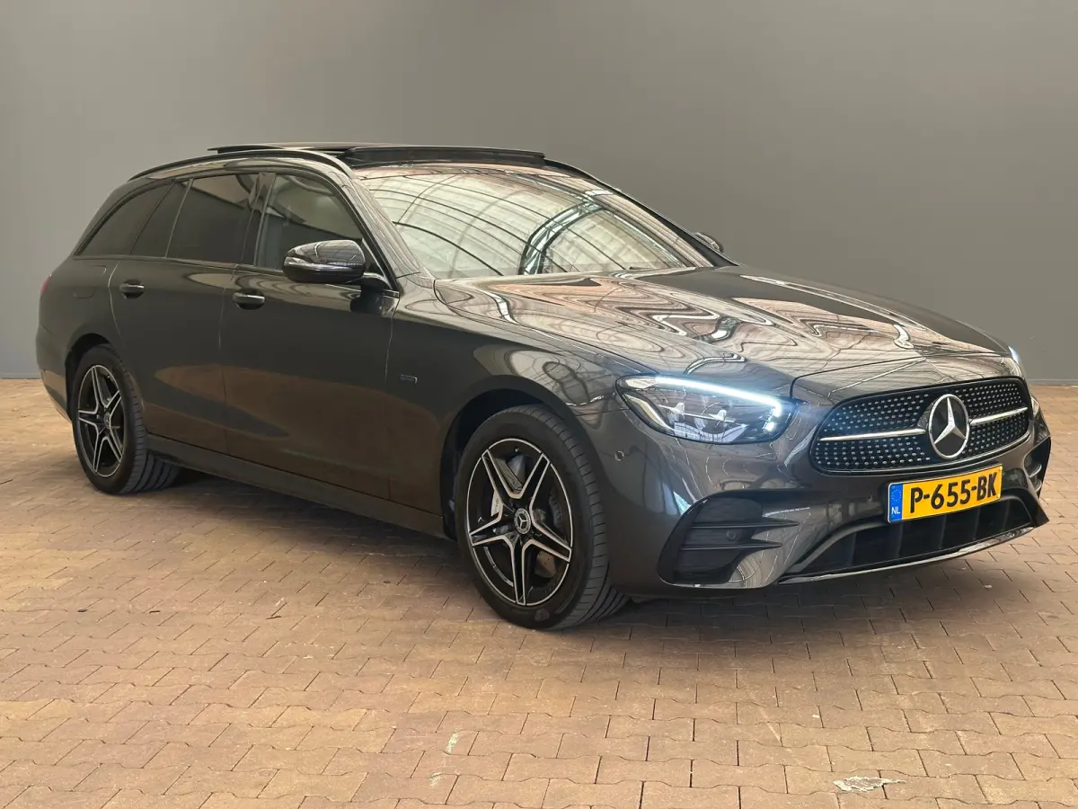 300 e AMG Line Panorama Dak | Alcantara/Leer | AMG-Styling | Elek. Stoelen | Elek. Achterklep | Stoelverwarming | LED | AMG-styling | Achteruitrijcamera | Adaptieve Cruise Control