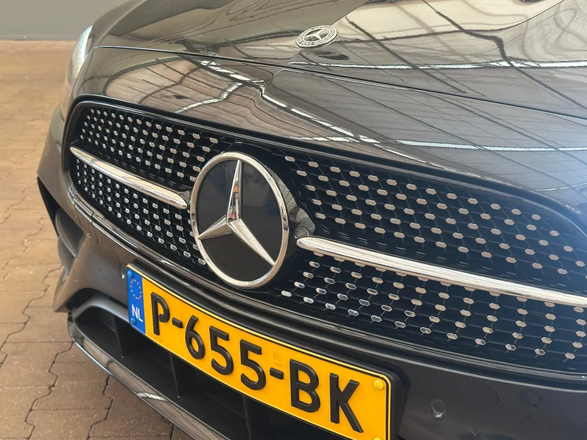 300 e AMG Line Panorama Dak | Alcantara/Leer | AMG-Styling | Elek. Stoelen | Elek. Achterklep | Stoelverwarming | LED | AMG-styling | Achteruitrijcamera | Adaptieve Cruise Control