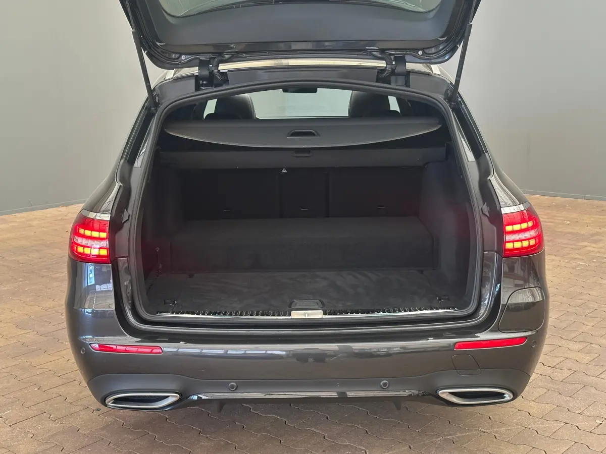 300 e AMG Line Panorama Dak | Alcantara/Leer | AMG-Styling | Elek. Stoelen | Elek. Achterklep | Stoelverwarming | LED | AMG-styling | Achteruitrijcamera | Adaptieve Cruise Control