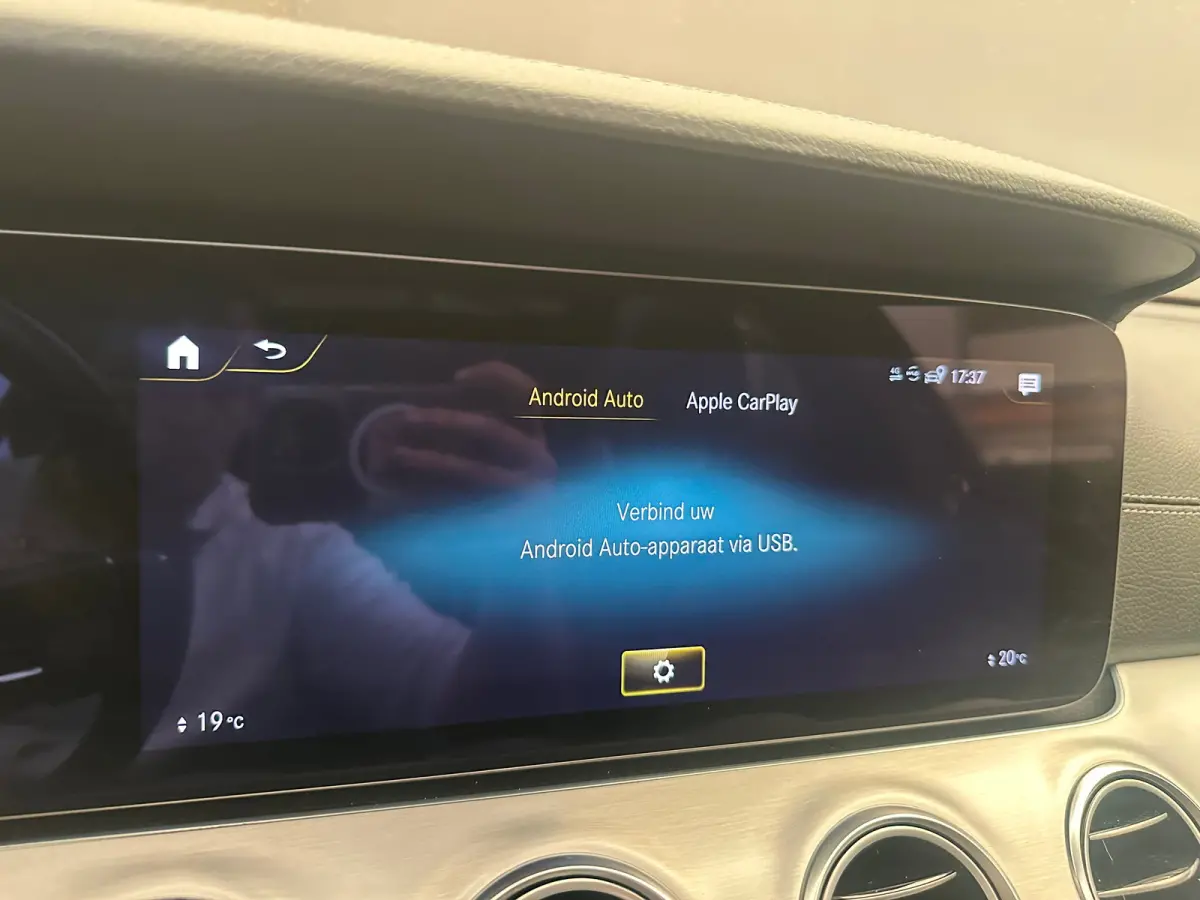 300 e AMG Line Panorama Dak | Alcantara/Leer | AMG-Styling | Elek. Stoelen | Elek. Achterklep | Stoelverwarming | LED | AMG-styling | Achteruitrijcamera | Adaptieve Cruise Control