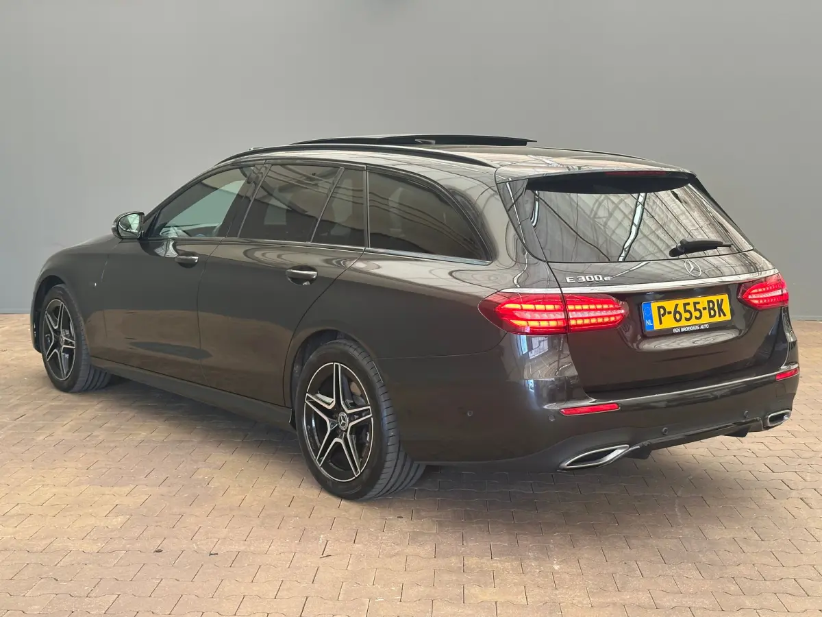 300 e AMG Line Panorama Dak | Alcantara/Leer | AMG-Styling | Elek. Stoelen | Elek. Achterklep | Stoelverwarming | LED | AMG-styling | Achteruitrijcamera | Adaptieve Cruise Control
