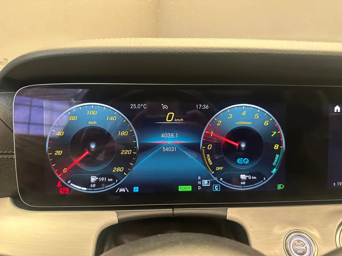 300 e AMG Line Panorama Dak | Alcantara/Leer | AMG-Styling | Elek. Stoelen | Elek. Achterklep | Stoelverwarming | LED | AMG-styling | Achteruitrijcamera | Adaptieve Cruise Control