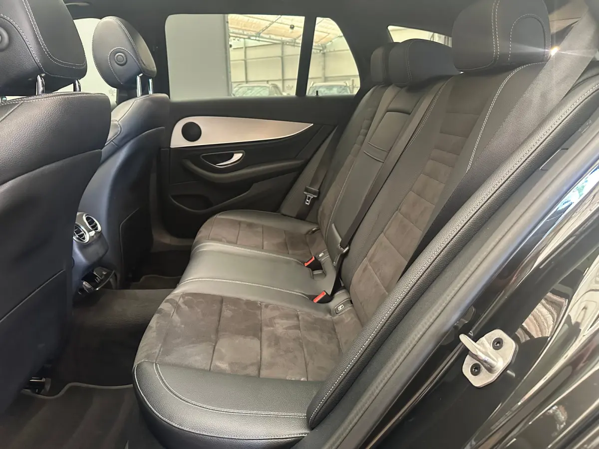300 e AMG Line Panorama Dak | Alcantara/Leer | AMG-Styling | Elek. Stoelen | Elek. Achterklep | Stoelverwarming | LED | AMG-styling | Achteruitrijcamera | Adaptieve Cruise Control