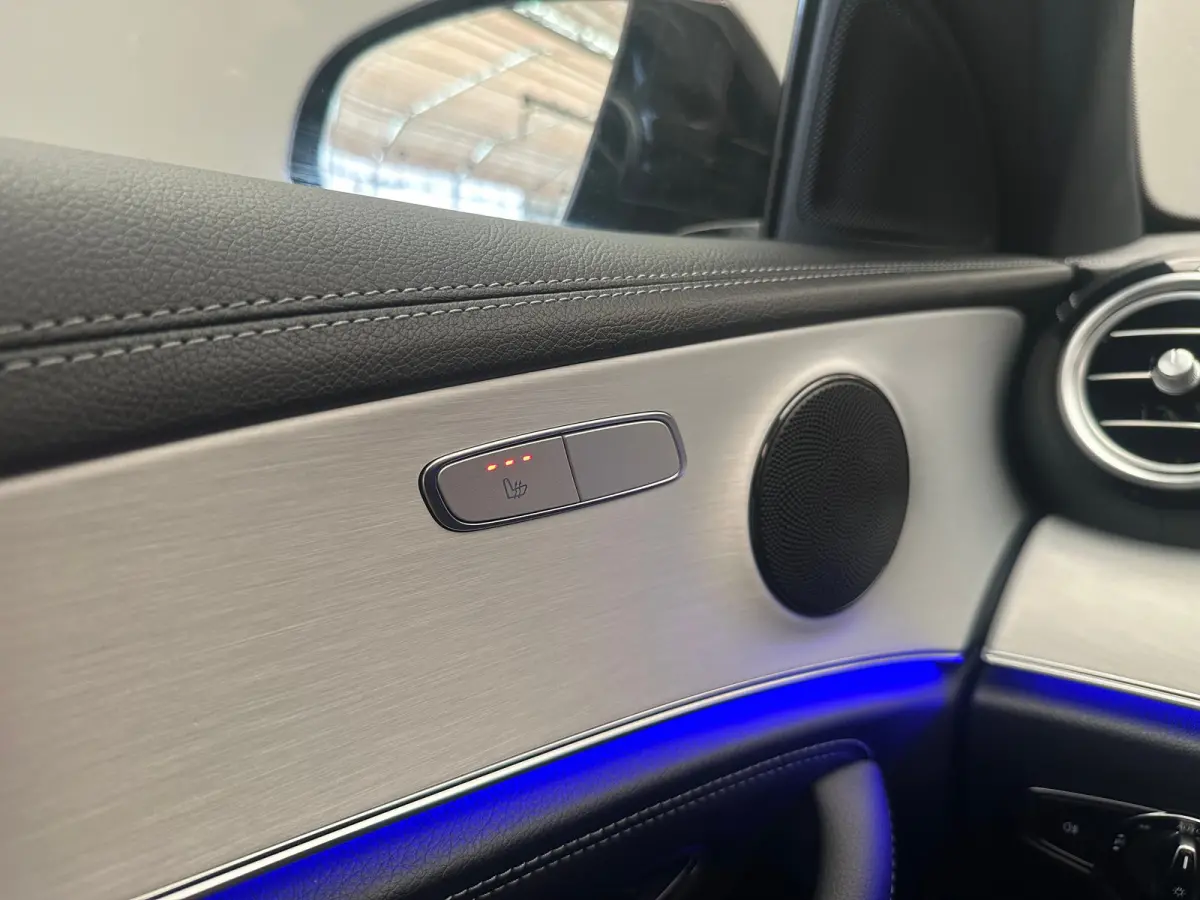 300 e AMG Line Panorama Dak | Alcantara/Leer | AMG-Styling | Elek. Stoelen | Elek. Achterklep | Stoelverwarming | LED | AMG-styling | Achteruitrijcamera | Adaptieve Cruise Control