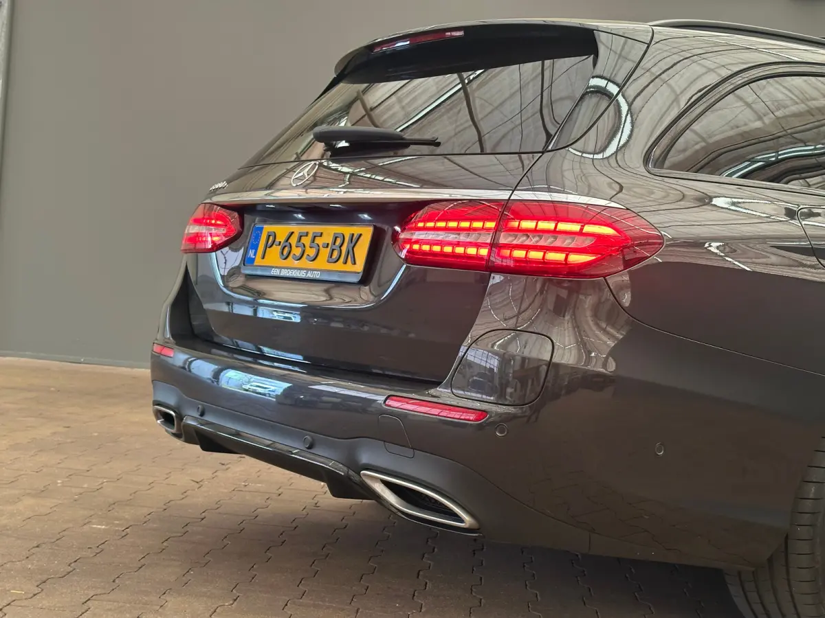 300 e AMG Line Panorama Dak | Alcantara/Leer | AMG-Styling | Elek. Stoelen | Elek. Achterklep | Stoelverwarming | LED | AMG-styling | Achteruitrijcamera | Adaptieve Cruise Control