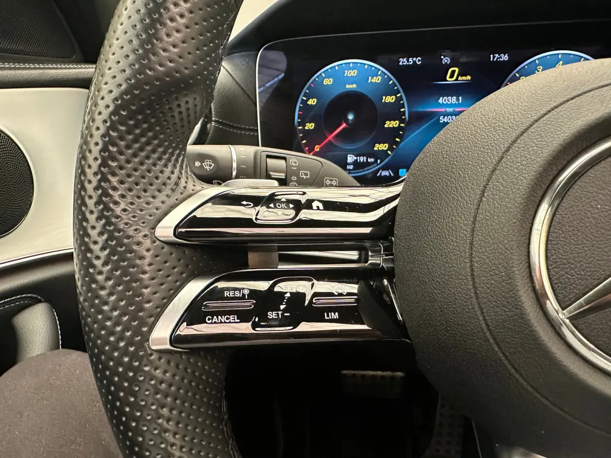 300 e AMG Line Panorama Dak | Alcantara/Leer | AMG-Styling | Elek. Stoelen | Elek. Achterklep | Stoelverwarming | LED | AMG-styling | Achteruitrijcamera | Adaptieve Cruise Control
