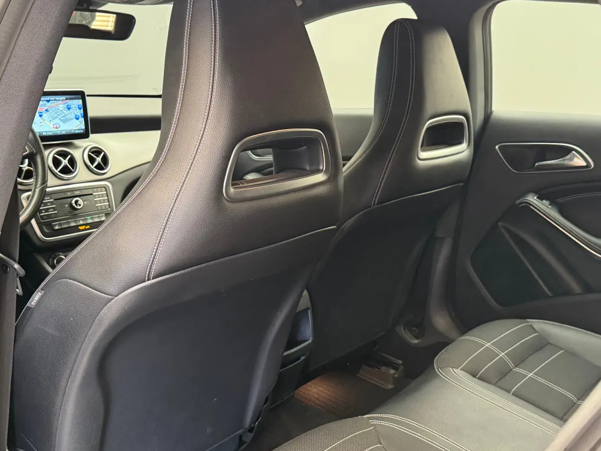 180 OrangeArt Edition Leder/Stof Sportstoelen | Stoelverwarming | Parkeersensoren Rondom | Airco | Cruise | 17" Lichtmetaal | 360° Parkeersensoren | AMG-styling | Airco