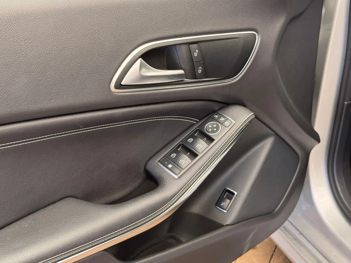 180 OrangeArt Edition Leder/Stof Sportstoelen | Stoelverwarming | Parkeersensoren Rondom | Airco | Cruise | 17" Lichtmetaal | 360° Parkeersensoren | AMG-styling | Airco