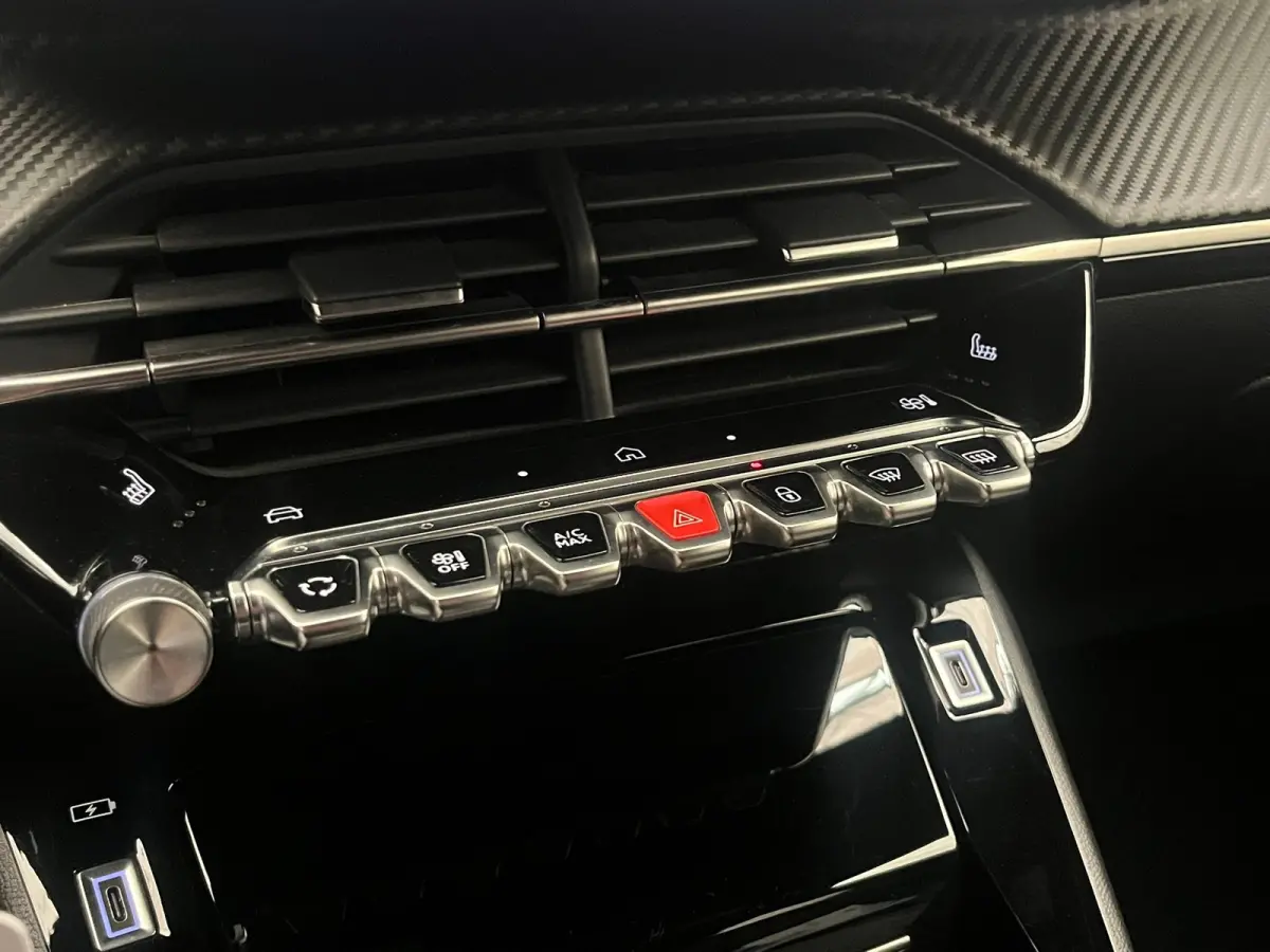 1.2 PureTech 100 Allure Camera | Stoelverwarming | Navigatie | Carplay | Digitaal Dashboard | 17" Lichtmetaal | Leder/Stof | Achteruitrij camera | Airco (automatisch) | Cruise control