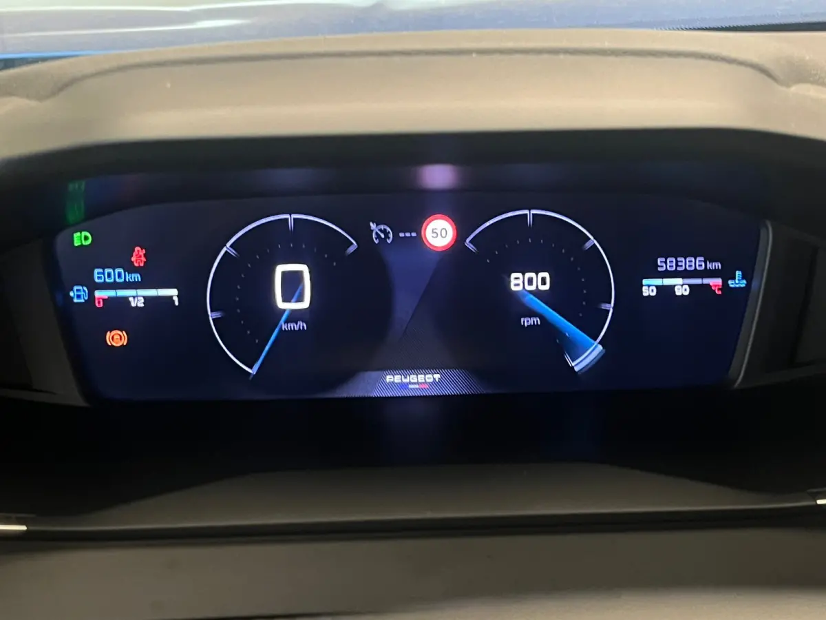 1.2 PureTech 100 Allure Camera | Stoelverwarming | Navigatie | Carplay | Digitaal Dashboard | 17" Lichtmetaal | Leder/Stof | Achteruitrij camera | Airco (automatisch) | Cruise control
