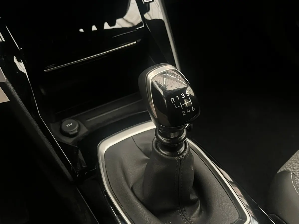 1.2 PureTech 100 Allure Camera | Stoelverwarming | Navigatie | Carplay | Digitaal Dashboard | 17" Lichtmetaal | Leder/Stof | Achteruitrij camera | Airco (automatisch) | Cruise control