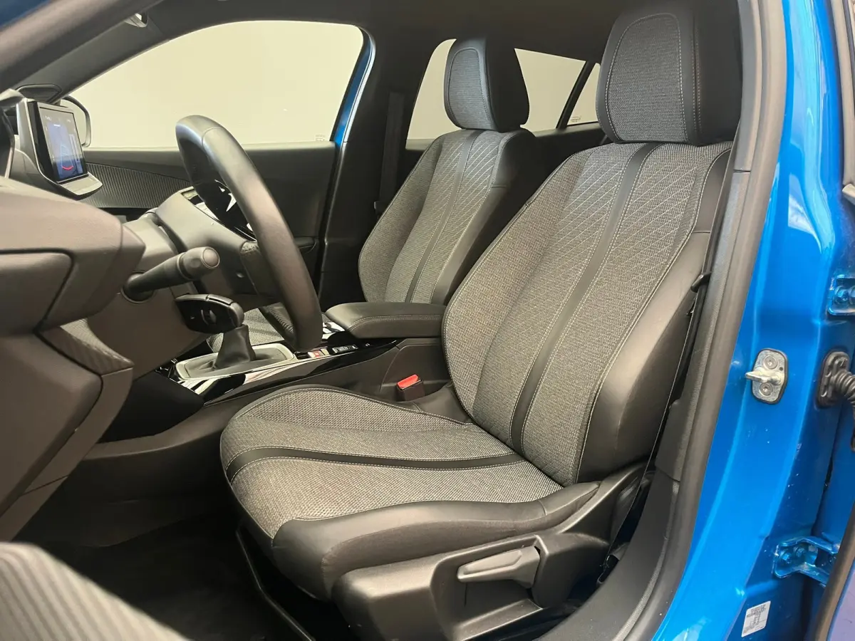 1.2 PureTech 100 Allure Camera | Stoelverwarming | Navigatie | Carplay | Digitaal Dashboard | 17" Lichtmetaal | Leder/Stof | Achteruitrij camera | Airco (automatisch) | Cruise control