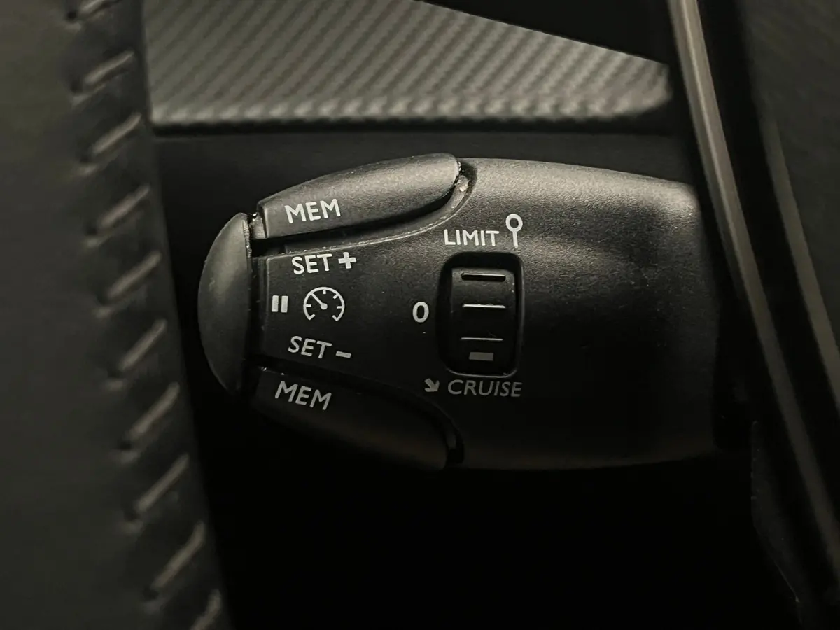1.2 PureTech 100 Allure Camera | Stoelverwarming | Navigatie | Carplay | Digitaal Dashboard | 17" Lichtmetaal | Leder/Stof | Achteruitrij camera | Airco (automatisch) | Cruise control