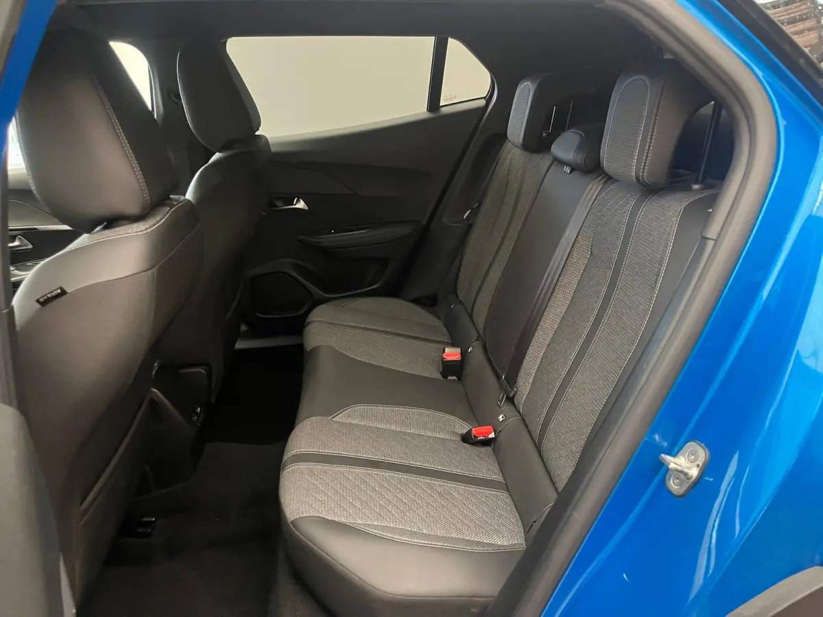 1.2 PureTech 100 Allure Camera | Stoelverwarming | Navigatie | Carplay | Digitaal Dashboard | 17" Lichtmetaal | Leder/Stof | Achteruitrij camera | Airco (automatisch) | Cruise control