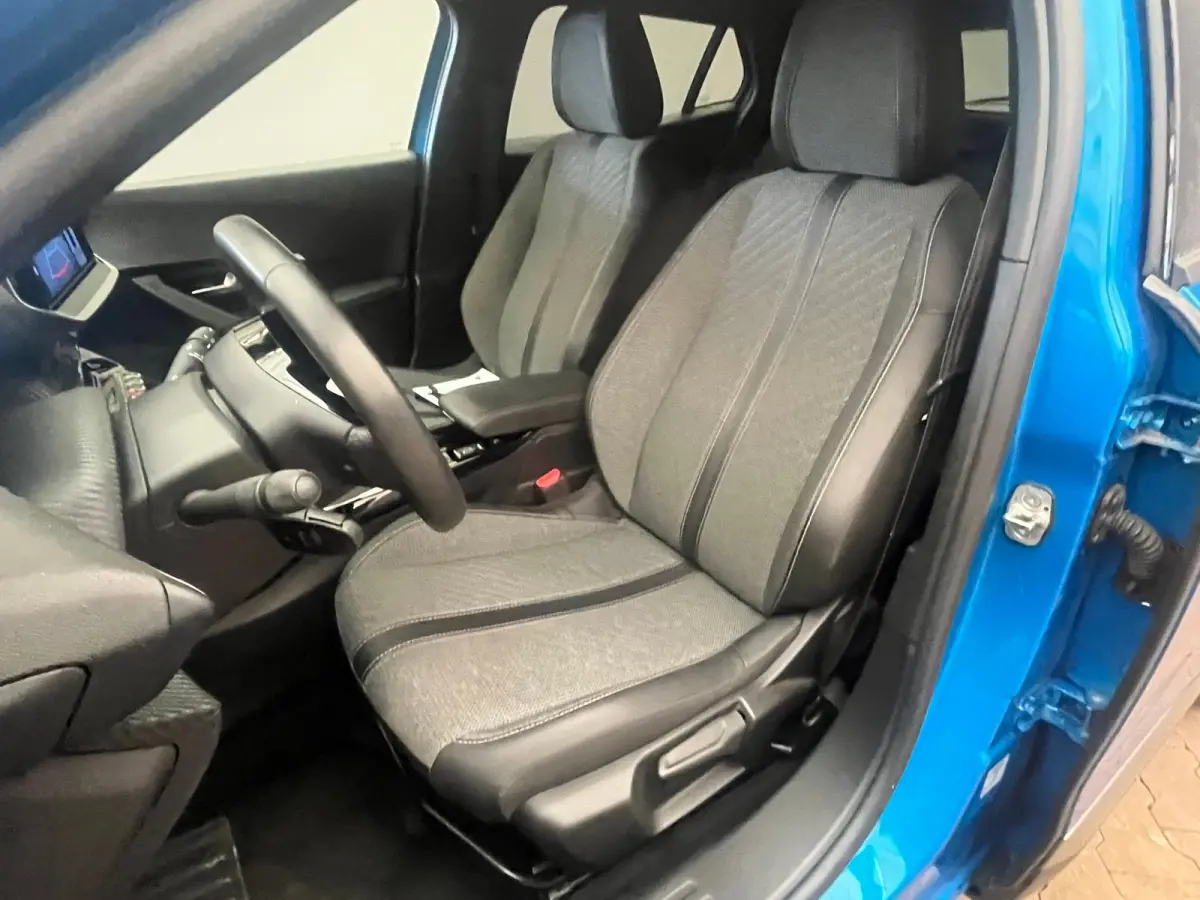 1.2 PureTech 100 Allure Camera | Stoelverwarming | Navigatie | Carplay | Digitaal Dashboard | 17" Lichtmetaal | Leder/Stof | Achteruitrij camera | Airco (automatisch) | Cruise control