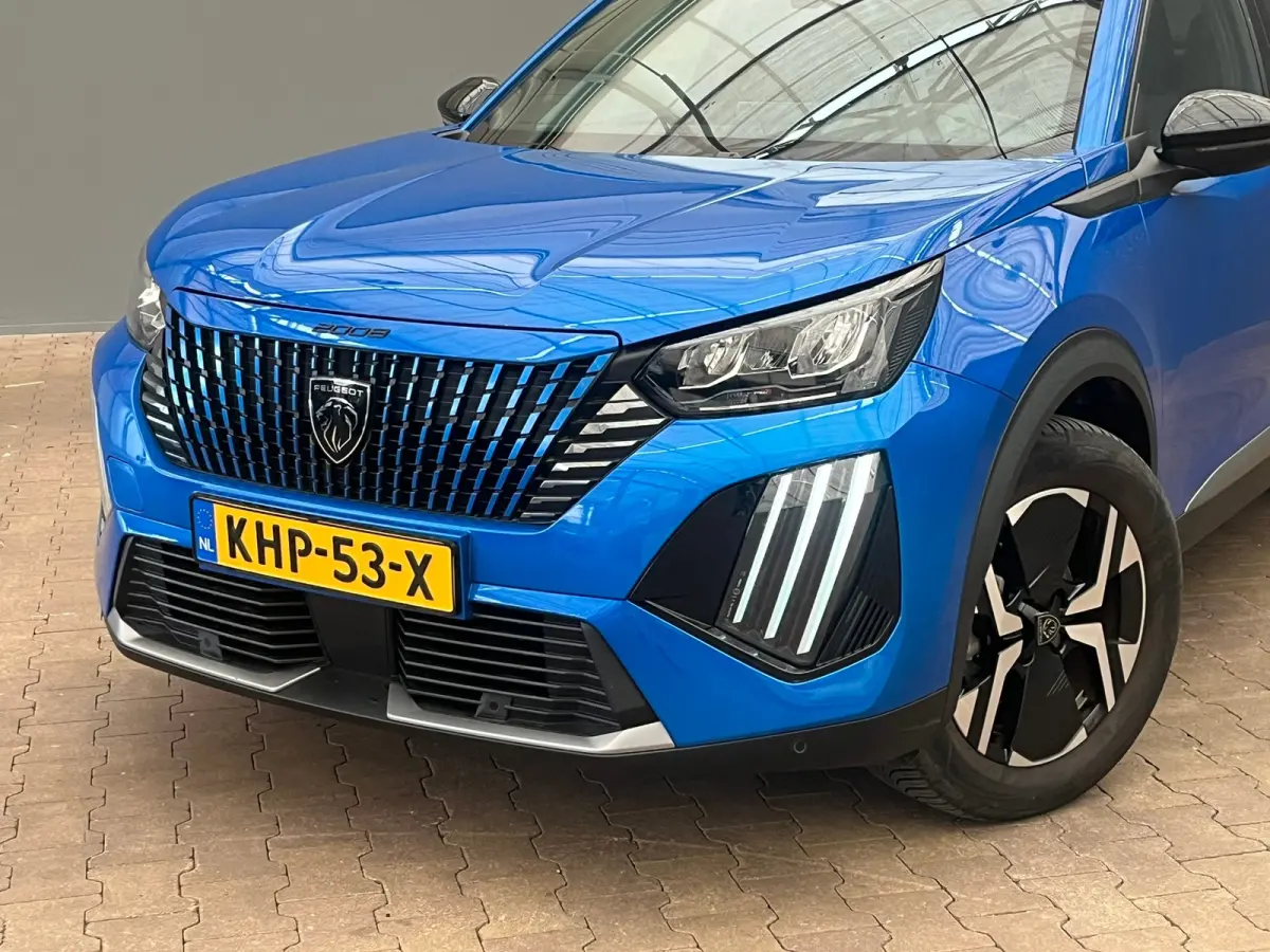 1.2 PureTech 100 Allure Camera | Stoelverwarming | Navigatie | Carplay | Digitaal Dashboard | 17" Lichtmetaal | Leder/Stof | Achteruitrij camera | Airco (automatisch) | Cruise control