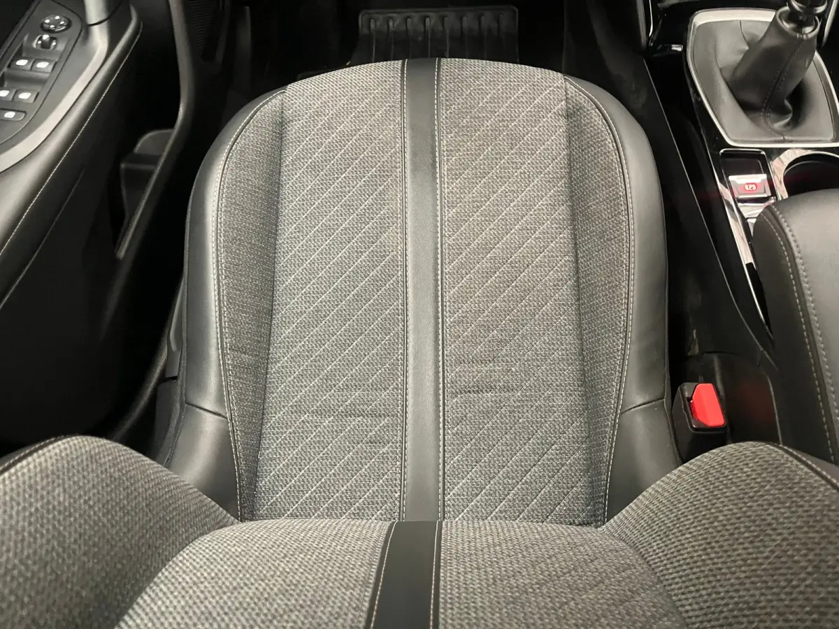1.2 PureTech 100 Allure Camera | Stoelverwarming | Navigatie | Carplay | Digitaal Dashboard | 17" Lichtmetaal | Leder/Stof | Achteruitrij camera | Airco (automatisch) | Cruise control