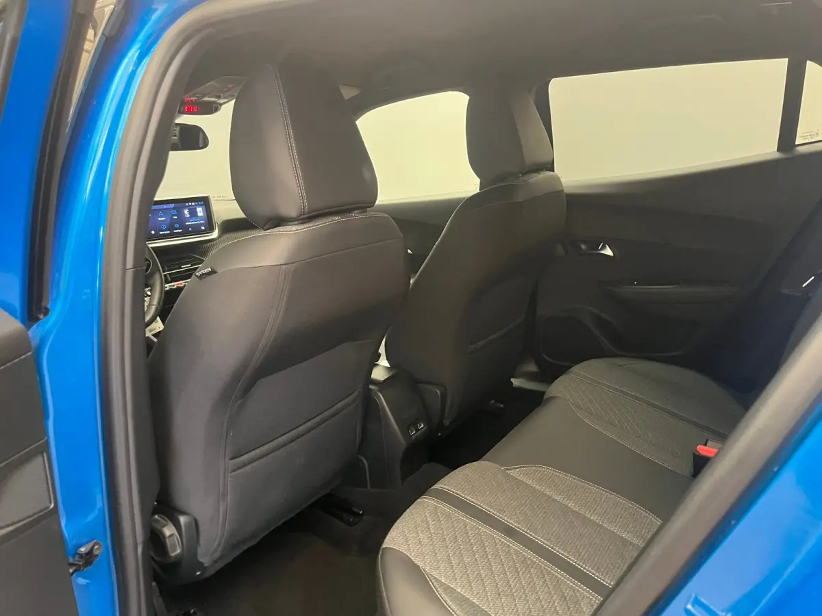 1.2 PureTech 100 Allure Camera | Stoelverwarming | Navigatie | Carplay | Digitaal Dashboard | 17" Lichtmetaal | Leder/Stof | Achteruitrij camera | Airco (automatisch) | Cruise control
