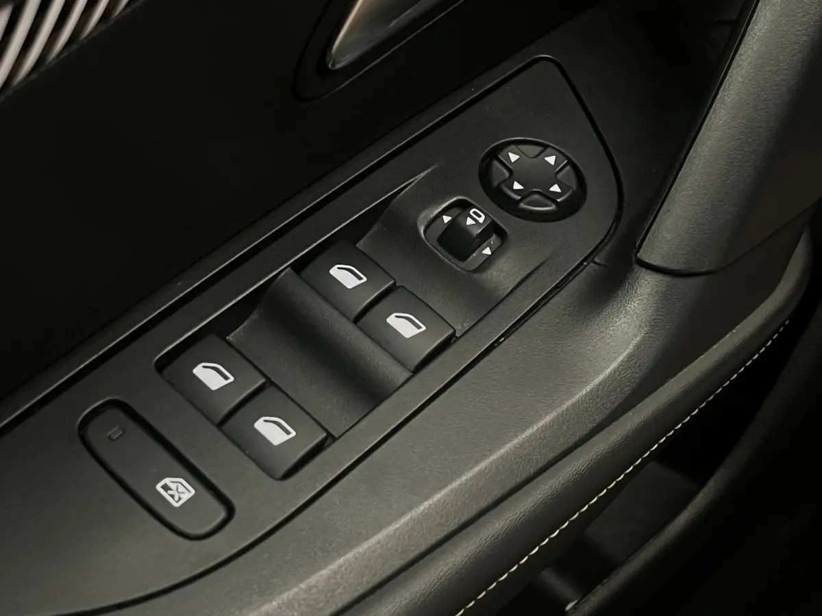1.2 PureTech 100 Allure Camera | Stoelverwarming | Navigatie | Carplay | Digitaal Dashboard | 17" Lichtmetaal | Leder/Stof | Achteruitrij camera | Airco (automatisch) | Cruise control