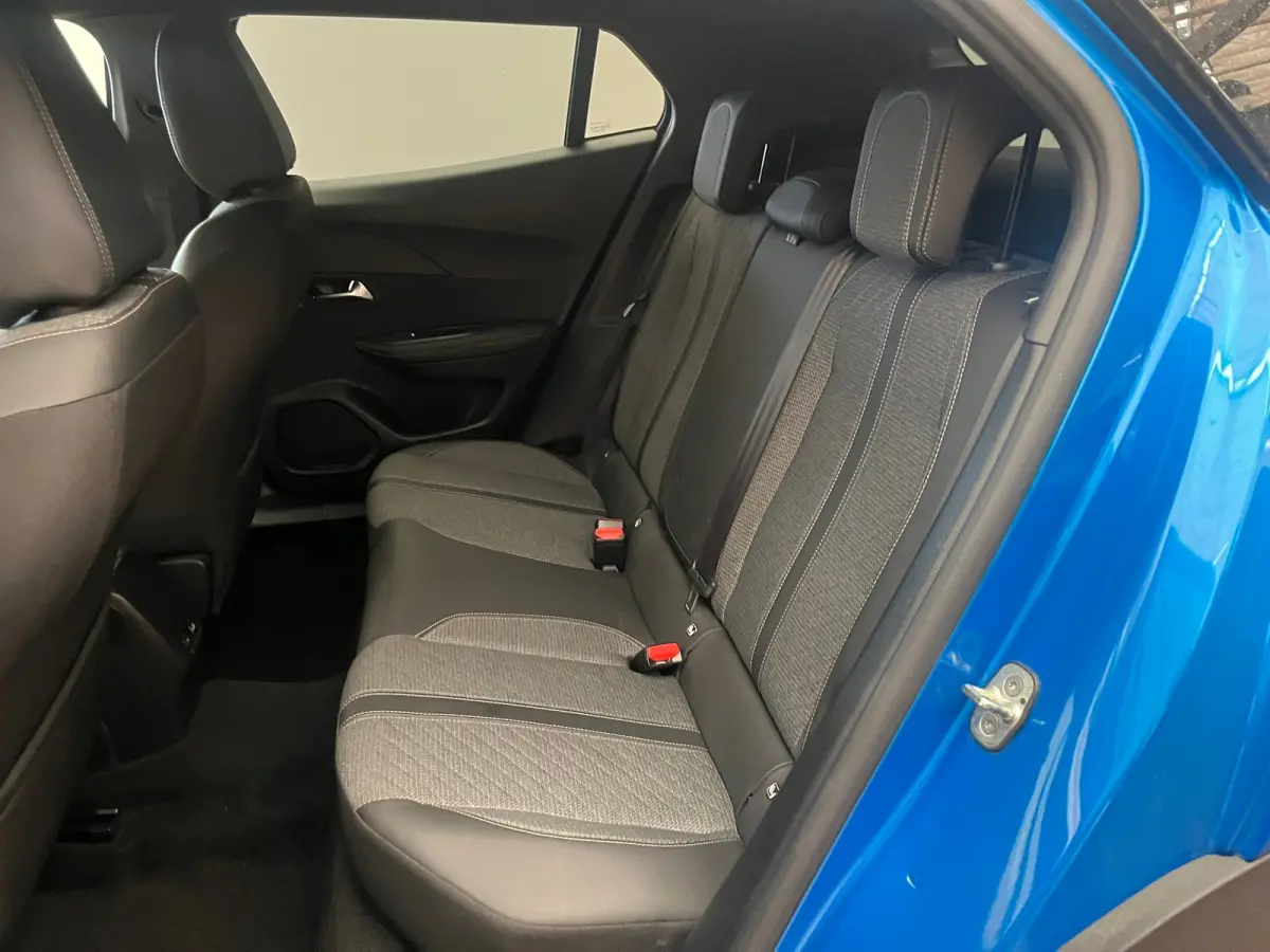 1.2 PureTech 100 Allure Camera | Stoelverwarming | Navigatie | Carplay | Digitaal Dashboard | 17" Lichtmetaal | Leder/Stof | Achteruitrij camera | Airco (automatisch) | Cruise control