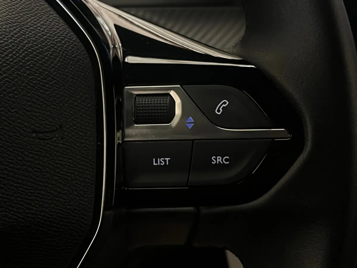 1.2 PureTech 100 Allure Camera | Stoelverwarming | Navigatie | Carplay | Digitaal Dashboard | 17" Lichtmetaal | Leder/Stof | Achteruitrij camera | Airco (automatisch) | Cruise control