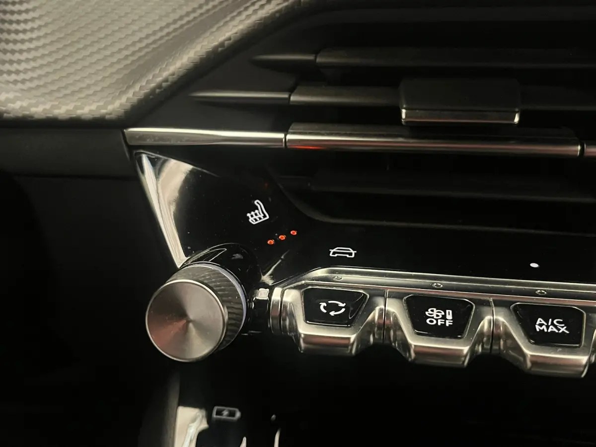 1.2 PureTech 100 Allure Camera | Stoelverwarming | Navigatie | Carplay | Digitaal Dashboard | 17" Lichtmetaal | Leder/Stof | Achteruitrij camera | Airco (automatisch) | Cruise control