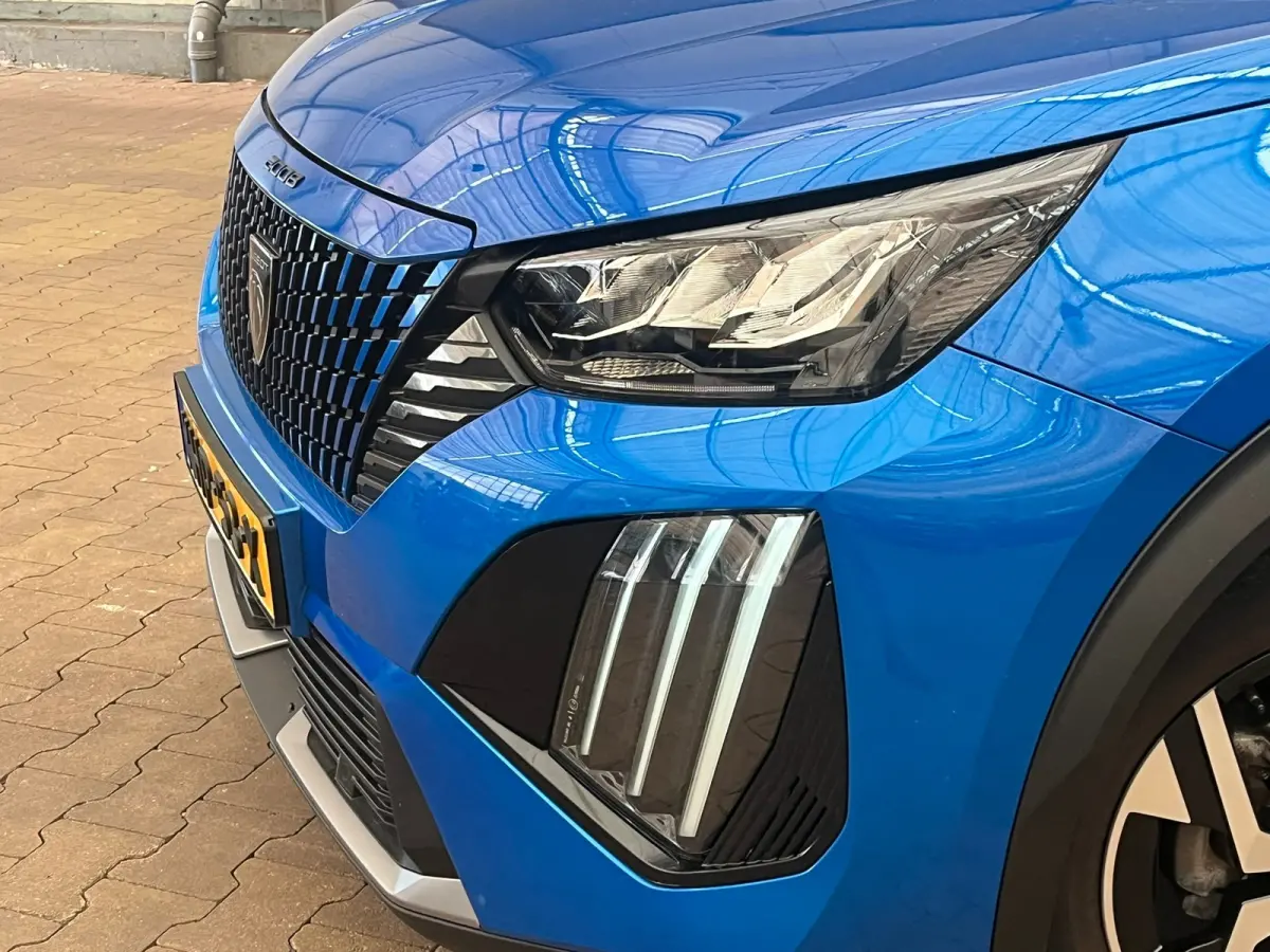 1.2 PureTech 100 Allure Camera | Stoelverwarming | Navigatie | Carplay | Digitaal Dashboard | 17" Lichtmetaal | Leder/Stof | Achteruitrij camera | Airco (automatisch) | Cruise control