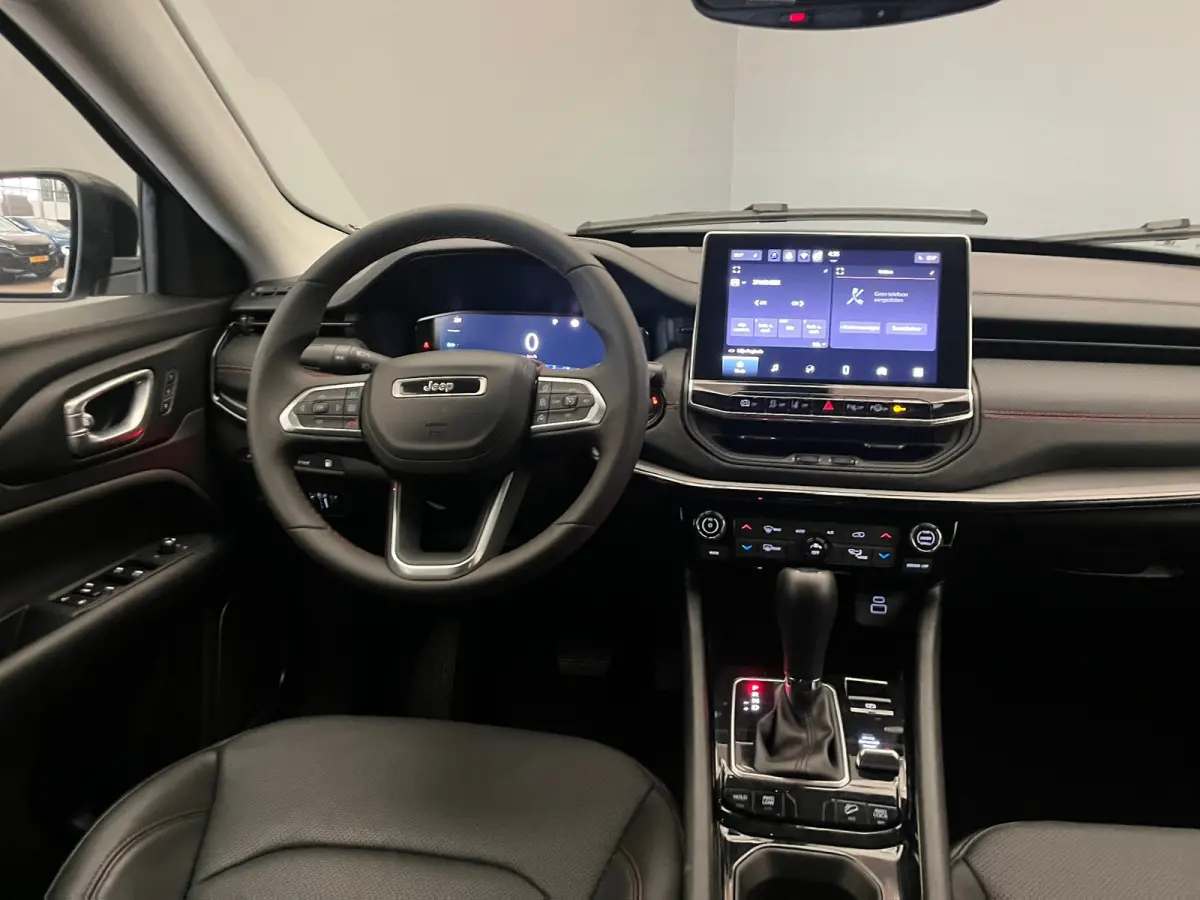 4xe 240 Plug-in Hybrid Trailhawk Lederen Bekleding | Elek. Stoelen met Geheugen | Camera | Adaptieve Cruise | LED | 17" Lichtmetaal | Achteruitrijcamera | Airco (automatisch) | Cruise contro