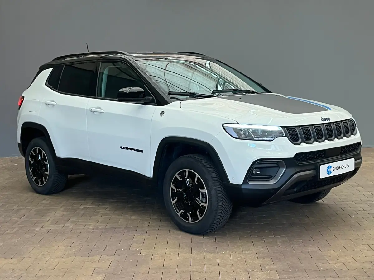 4xe 240 Plug-in Hybrid Trailhawk Lederen Bekleding | Elek. Stoelen met Geheugen | Camera | Adaptieve Cruise | LED | 17" Lichtmetaal | Achteruitrijcamera | Airco (automatisch) | Cruise contro