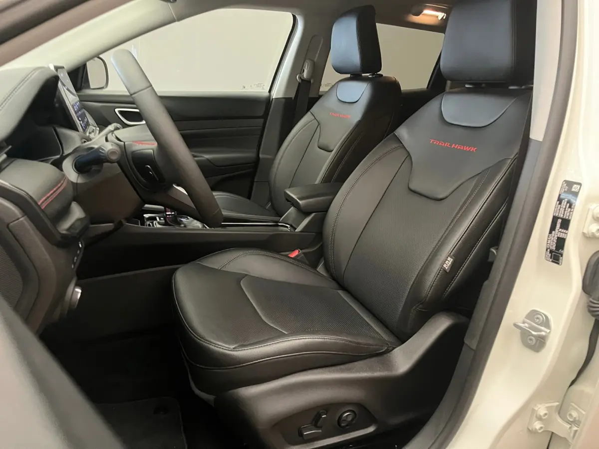 4xe 240 Plug-in Hybrid Trailhawk Lederen Bekleding | Elek. Stoelen met Geheugen | Camera | Adaptieve Cruise | LED | 17" Lichtmetaal | Achteruitrijcamera | Airco (automatisch) | Cruise contro