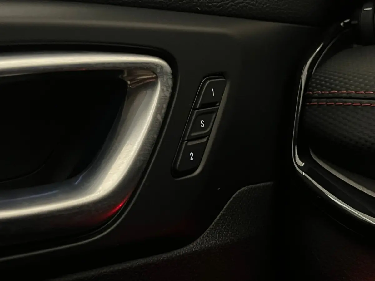 4xe 240 Plug-in Hybrid Trailhawk Lederen Bekleding | Elek. Stoelen met Geheugen | Camera | Adaptieve Cruise | LED | 17" Lichtmetaal | Achteruitrijcamera | Airco (automatisch) | Cruise contro