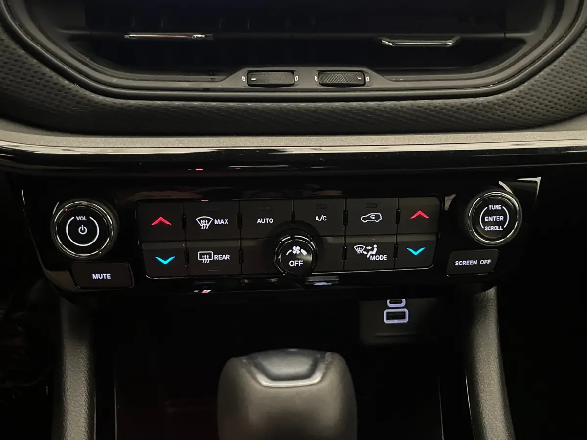 4xe 240 Plug-in Hybrid Trailhawk Lederen Bekleding | Elek. Stoelen met Geheugen | Camera | Adaptieve Cruise | LED | 17" Lichtmetaal | Achteruitrijcamera | Airco (automatisch) | Cruise contro
