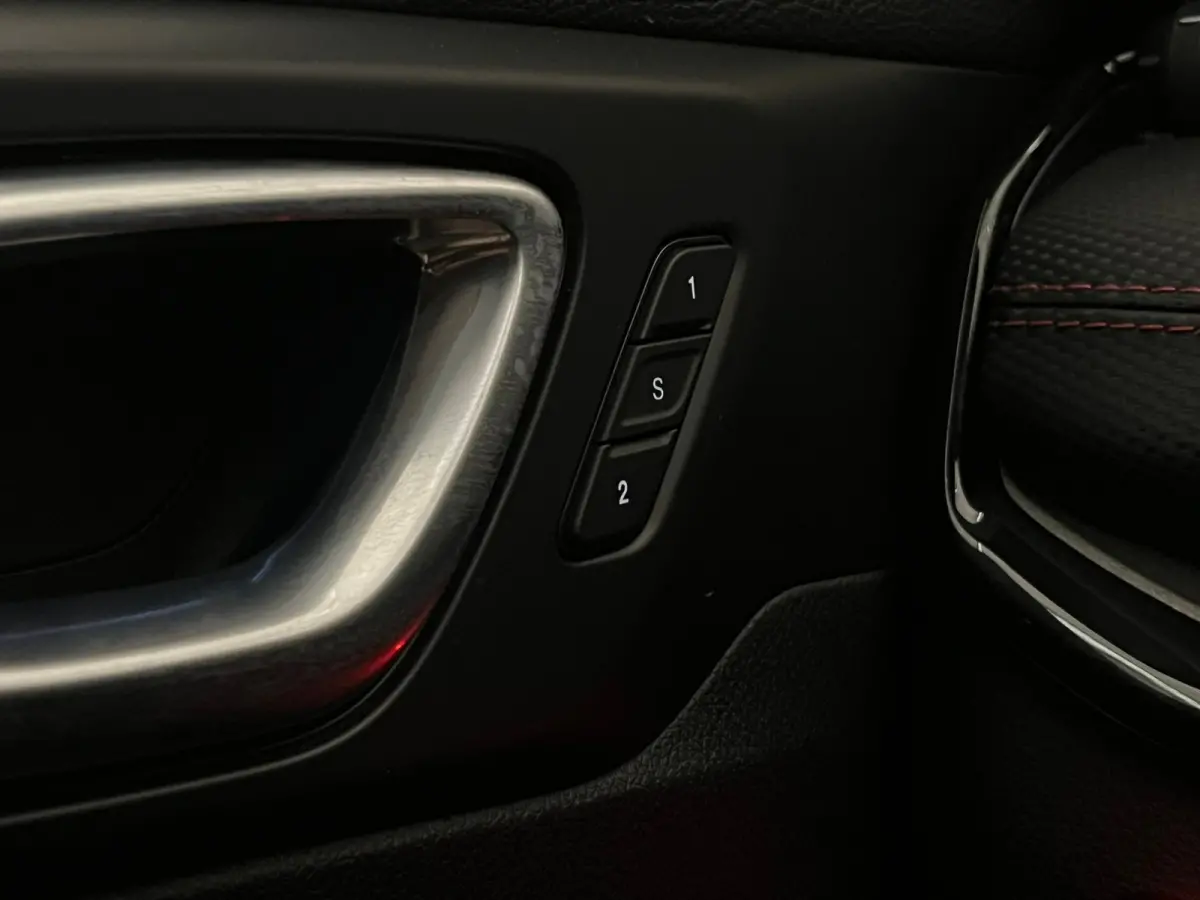 4xe 240 Plug-in Hybrid Trailhawk Lederen Bekleding | Elek. Stoelen met Geheugen | Camera | Adaptieve Cruise | LED | 17" Lichtmetaal | Achteruitrijcamera | Airco (automatisch) | Cruise contro
