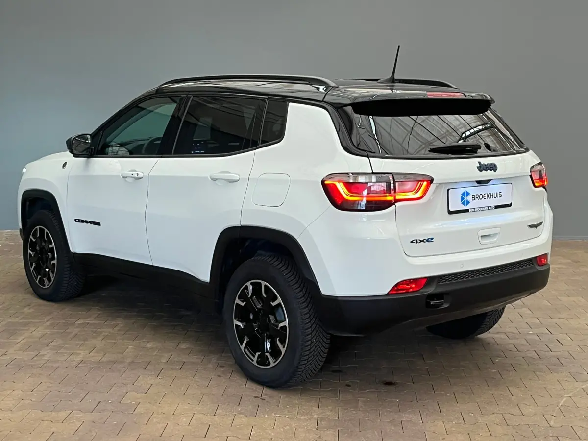 4xe 240 Plug-in Hybrid Trailhawk Lederen Bekleding | Elek. Stoelen met Geheugen | Camera | Adaptieve Cruise | LED | 17" Lichtmetaal | Achteruitrijcamera | Airco (automatisch) | Cruise contro