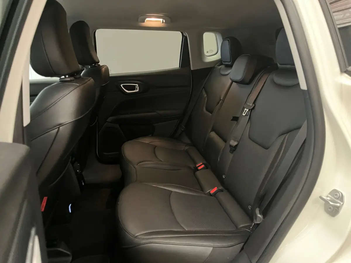 4xe 240 Plug-in Hybrid Trailhawk Lederen Bekleding | Elek. Stoelen met Geheugen | Camera | Adaptieve Cruise | LED | 17" Lichtmetaal | Achteruitrijcamera | Airco (automatisch) | Cruise contro