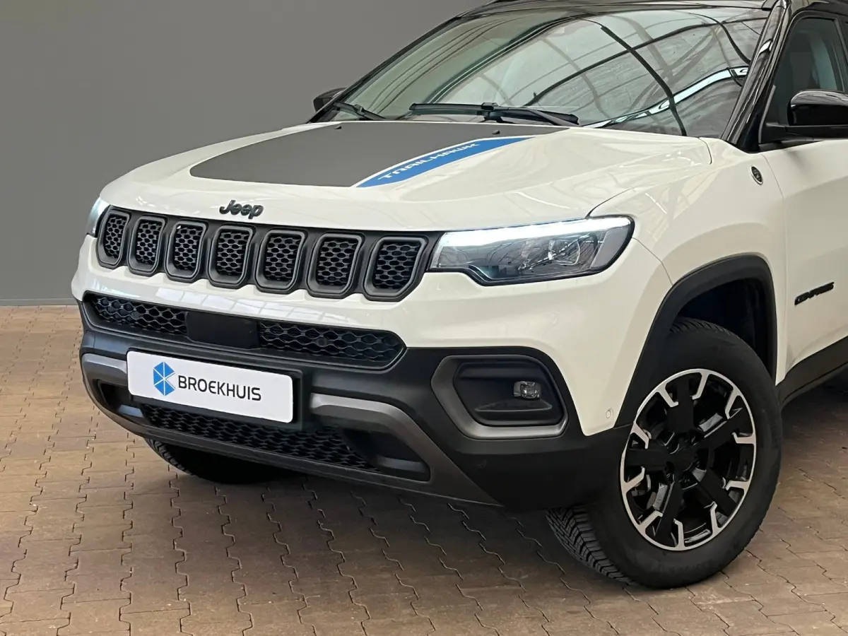 4xe 240 Plug-in Hybrid Trailhawk Lederen Bekleding | Elek. Stoelen met Geheugen | Camera | Adaptieve Cruise | LED | 17" Lichtmetaal | Achteruitrijcamera | Airco (automatisch) | Cruise contro