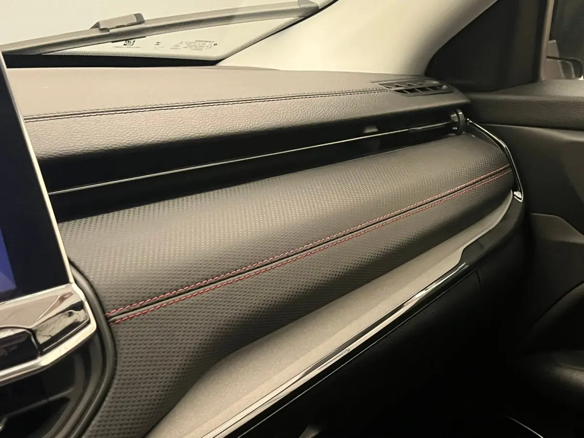 4xe 240 Plug-in Hybrid Trailhawk Lederen Bekleding | Elek. Stoelen met Geheugen | Camera | Adaptieve Cruise | LED | 17" Lichtmetaal | Achteruitrijcamera | Airco (automatisch) | Cruise contro